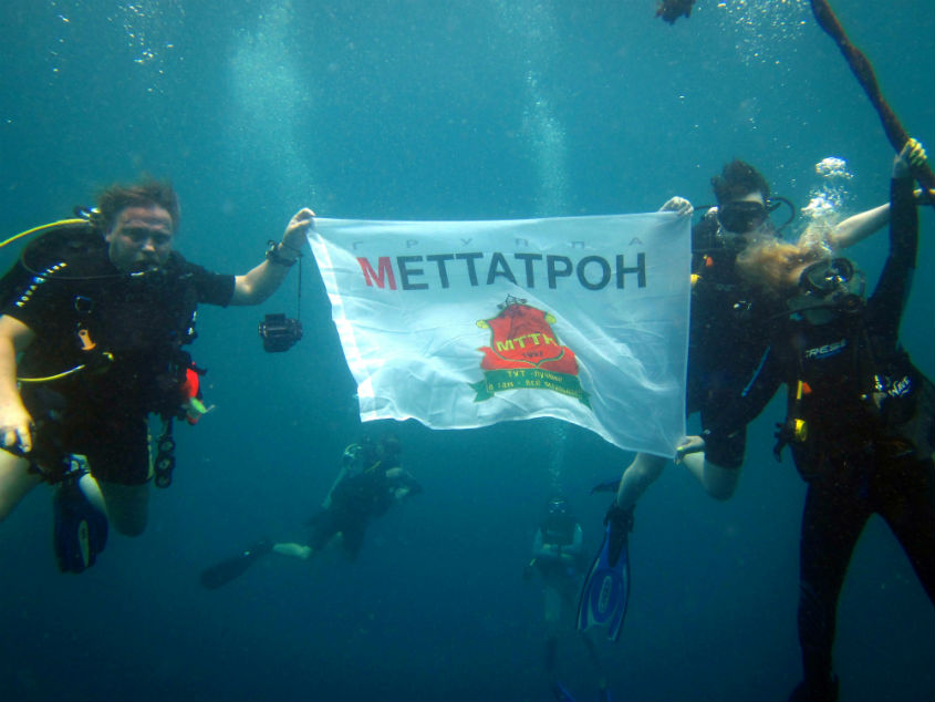 Флаг "Группы МЕТТАТРОН" в толще вод морских