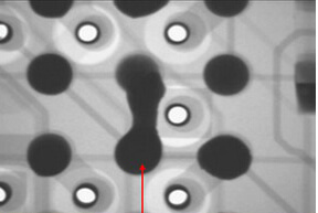 Рентген снимок печатной платы с дефектом перемычки