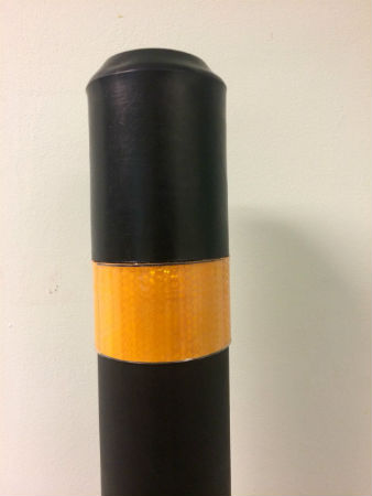 Термоусадочная трубка ТУТ и термоусадочный колпачок Raychman® ОГТ усажены на ограничительные столбы
